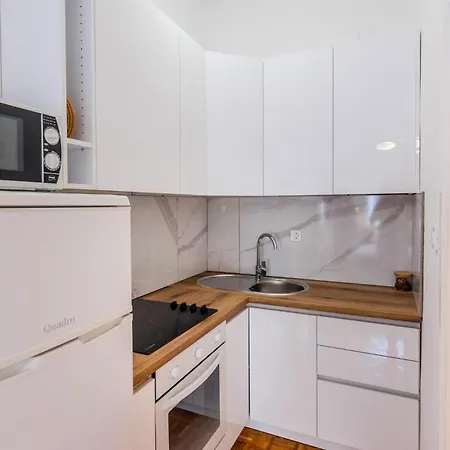 1 Bedroom Cozy In Appartement