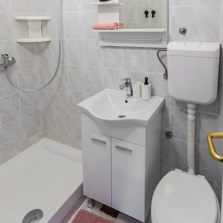 1 Bedroom Cozy In Appartement