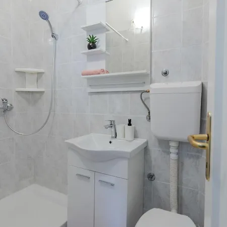 1 Bedroom Cozy In Appartement *