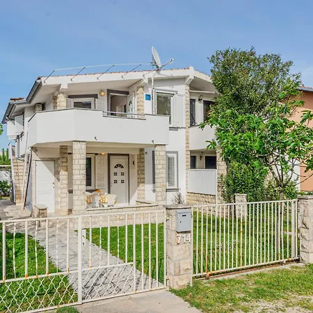 1 Bedroom Gorgeous In Apartment
